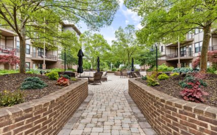 445 W Blount Ave - Photo 30